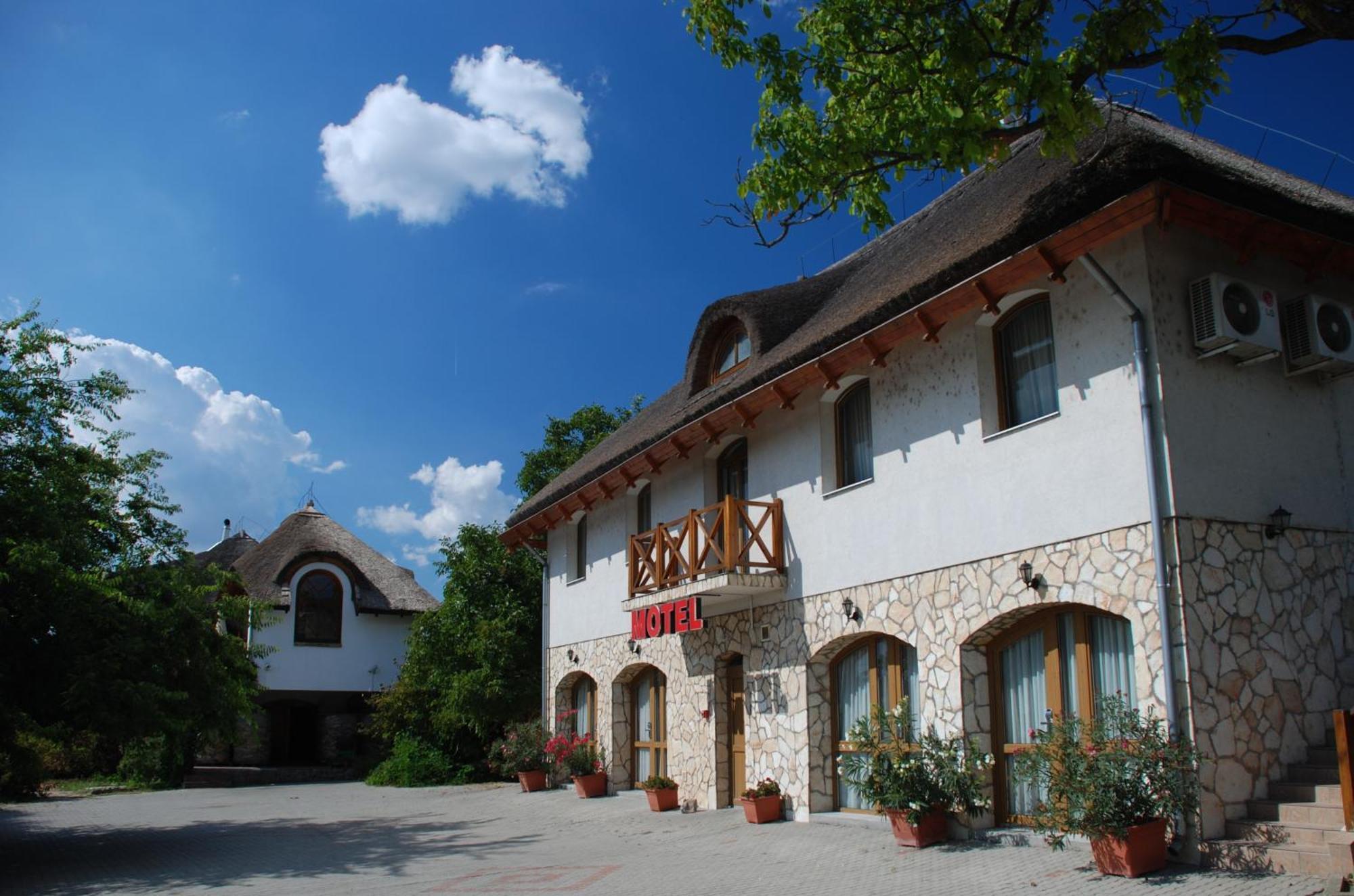 Tekergo Motel Es Etterem Веленце Экстерьер фото