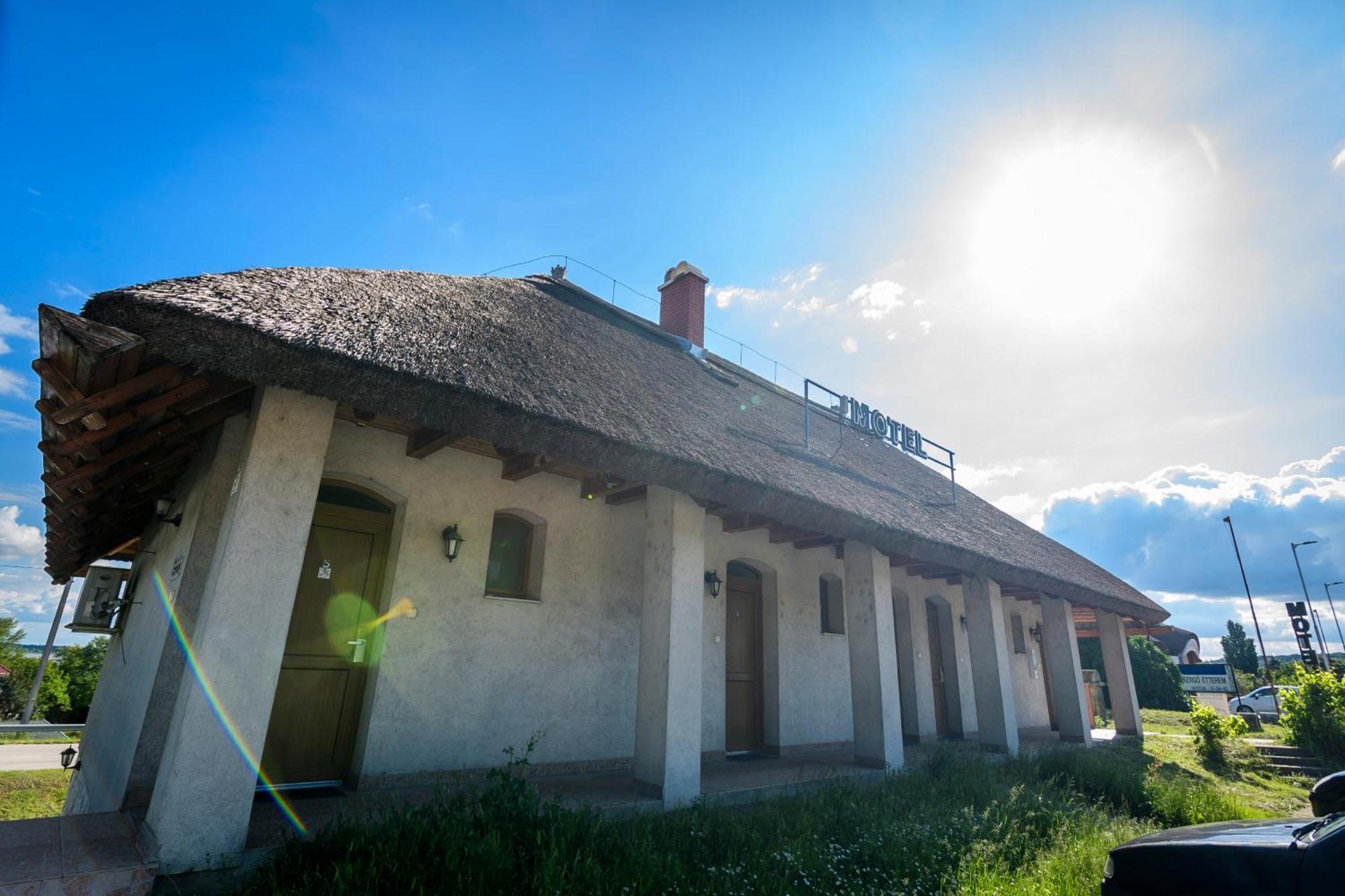 Tekergo Motel Es Etterem Веленце Экстерьер фото